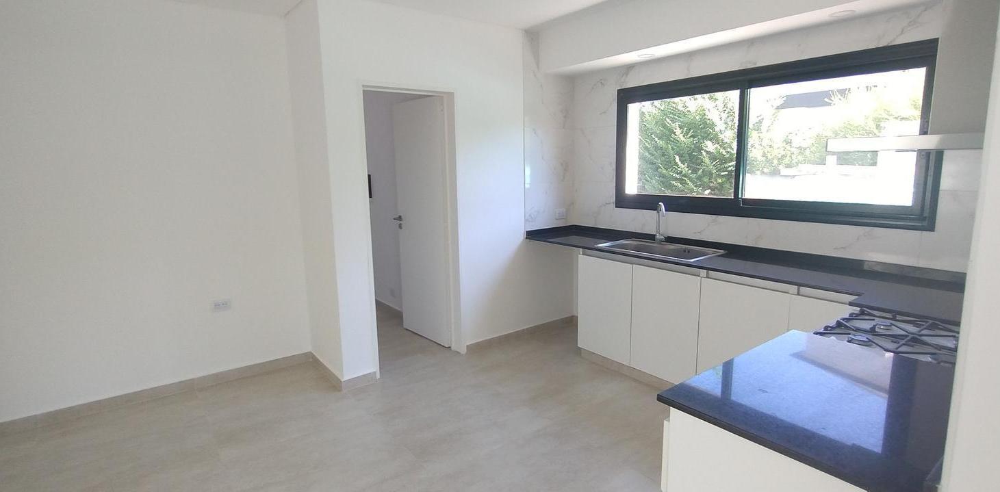 Casa en Venta 5 Ambientes en el Cantón - Escobar