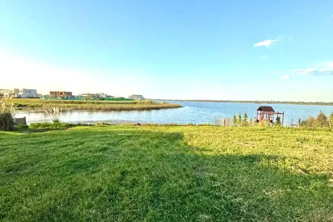 Terreno en Venta al Agua, 1061m2, en Barrio Marinas, Puertos del Lago 2