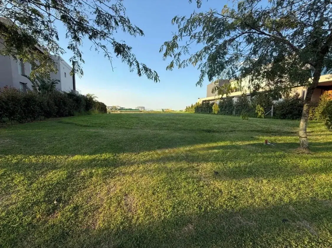 Terreno en Venta al Agua, 1061m2, en Barrio Marinas, Puertos del Lago 3