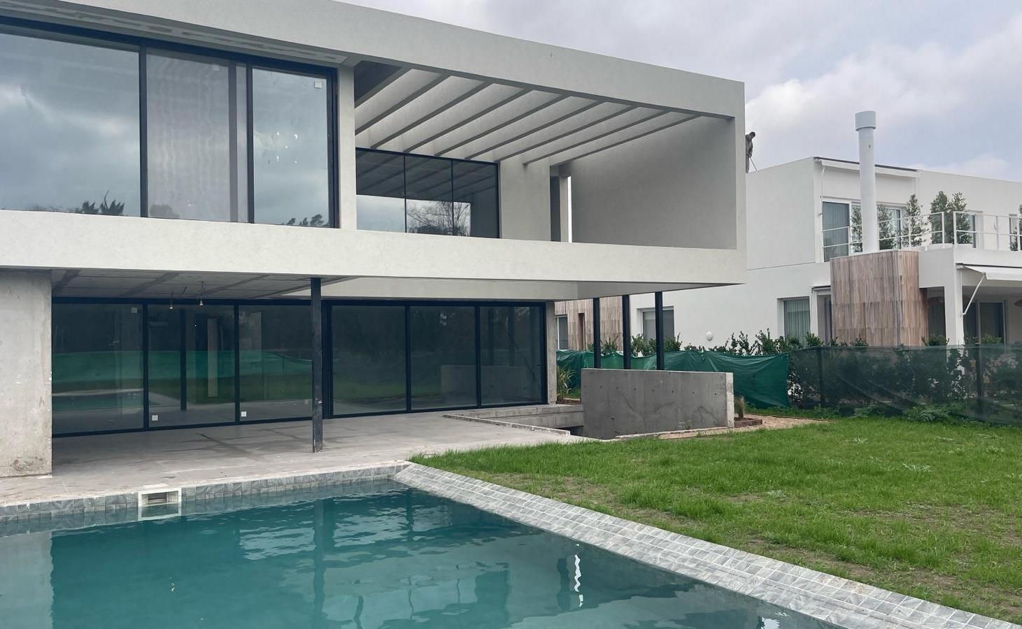 Foto de Casa en venta de 7 ambientes en el barrio Ayres de Pilar, imagen 2