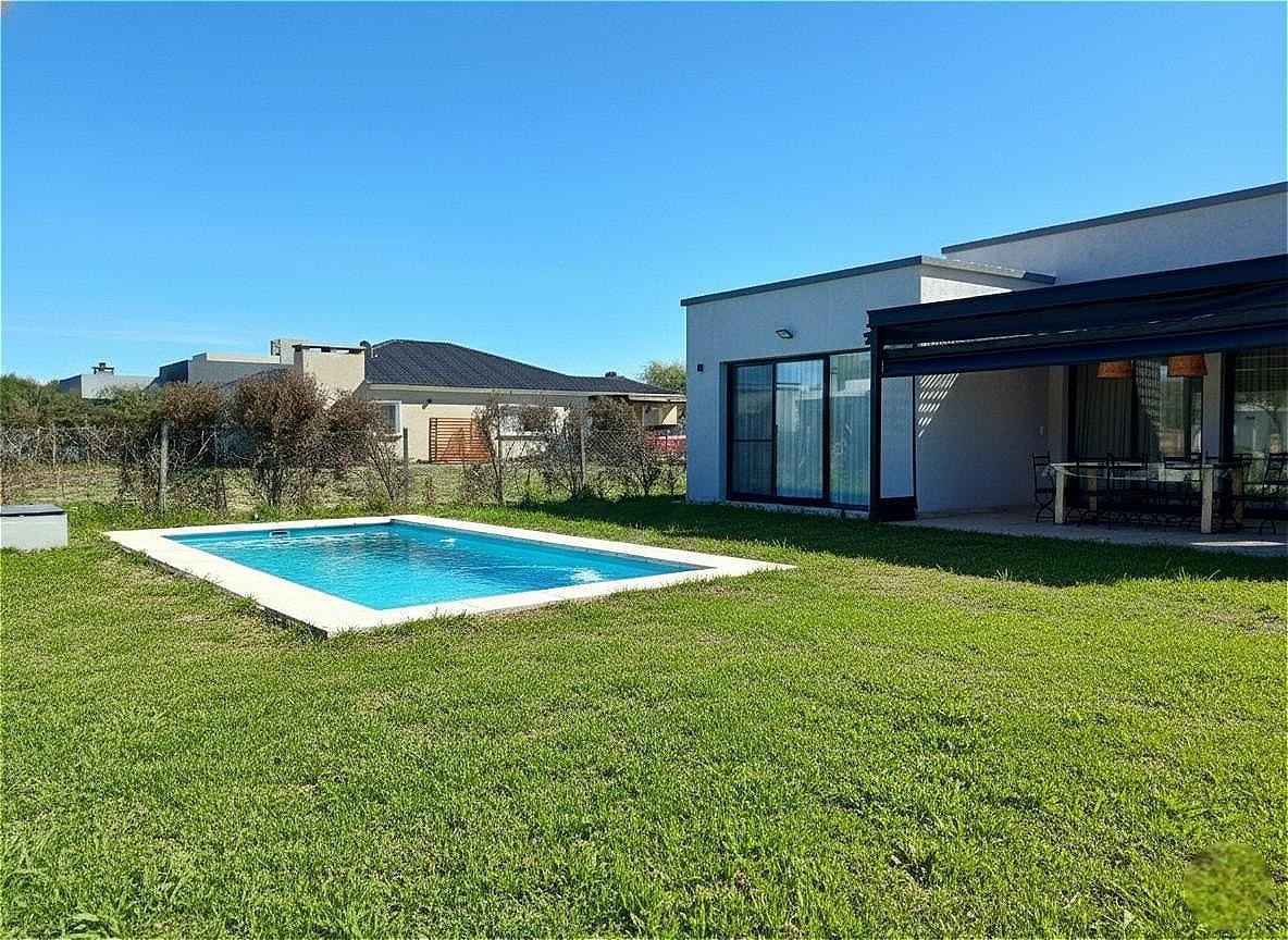 Foto de Casa Moderna con Pileta en San Ramón, Pilar del Este | Oportunidad, imagen 1
