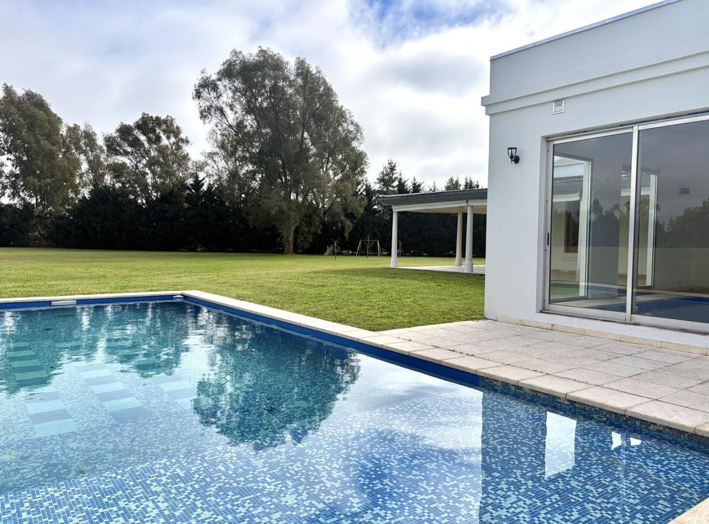 Foto de Casa en alquiler de 8 ambientes en Chacras del Paraná, Zarate, imagen 1
