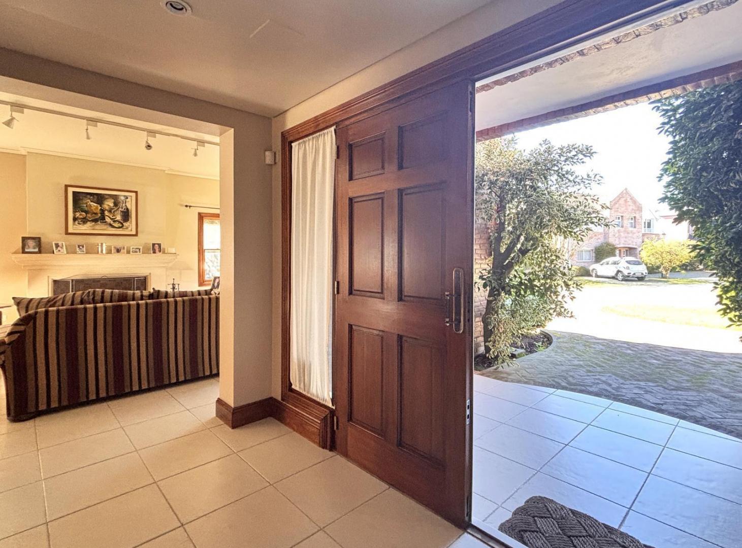 Foto de Casa en venta de 7 ambientes en el barrio Los Laureles, Pilar, GBA Norte, imagen 2