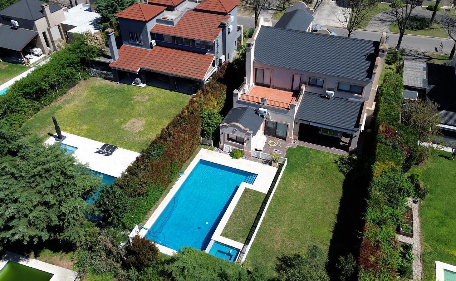Foto de Casa en venta de 5 ambientes en el barrio Santa Maria de los Olivos, imagen 4