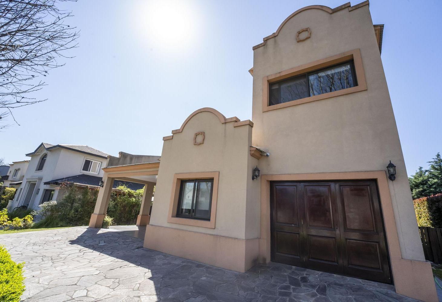 Foto de Casa en venta de 5 ambientes en el barrio Santa Maria de los Olivos, imagen 2