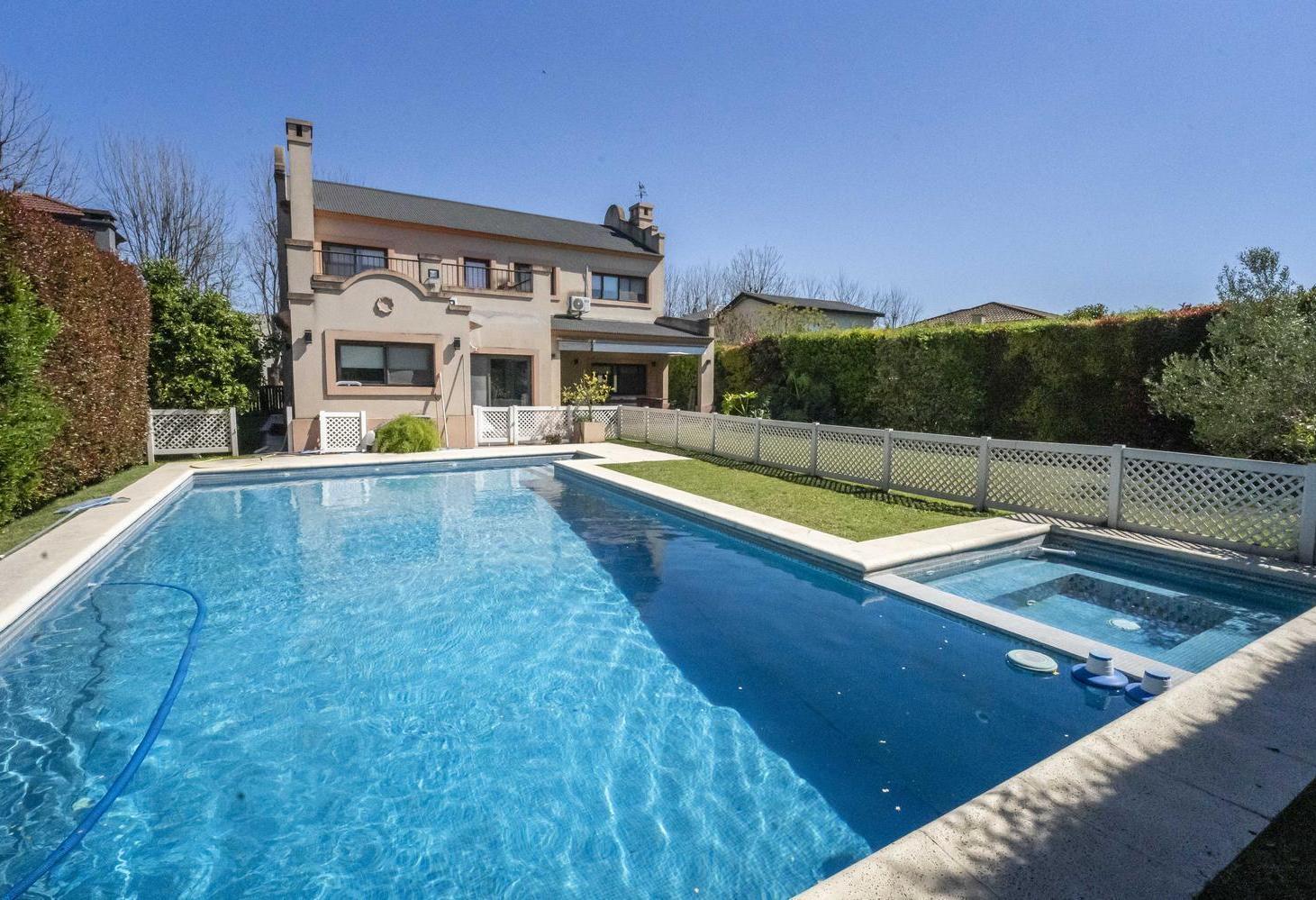 Foto de Casa en venta de 5 ambientes en el barrio Santa Maria de los Olivos, imagen 1