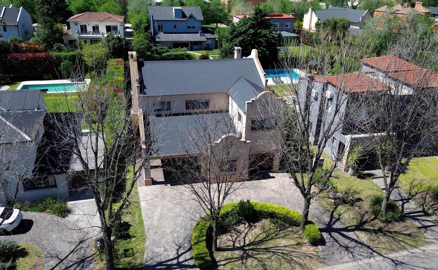 Foto de Casa en venta de 5 ambientes en el barrio Santa Maria de los Olivos, imagen 3