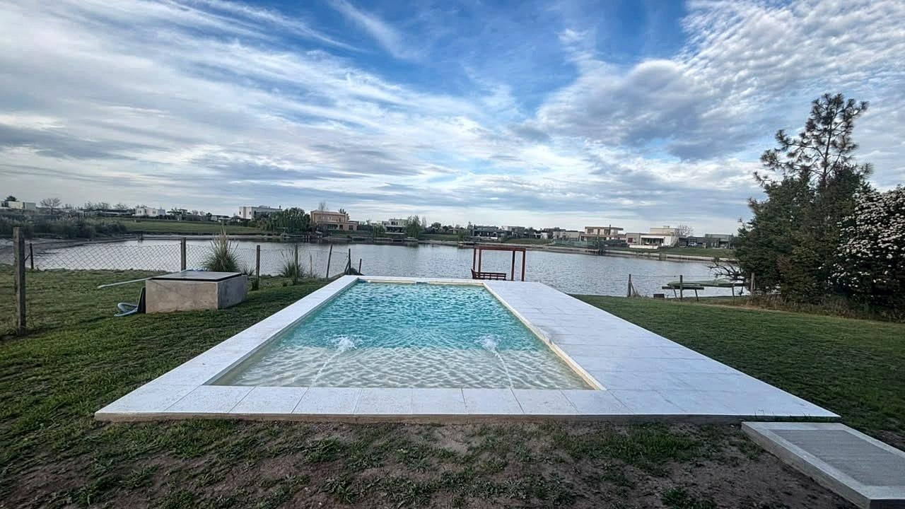 Foto de Casa en venta a la laguna en San Sebastian Area 10, Pilar - 4, imagen 2