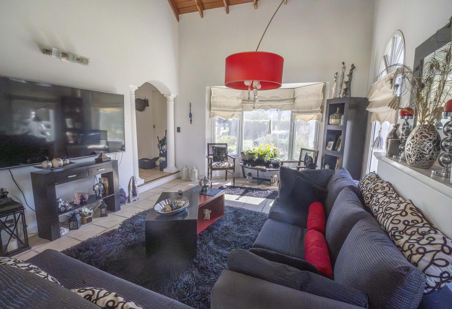 Foto de Casa en venta de 5 ambientes en el barrio Septiembre, Escobar, GBA Norte, imagen 2