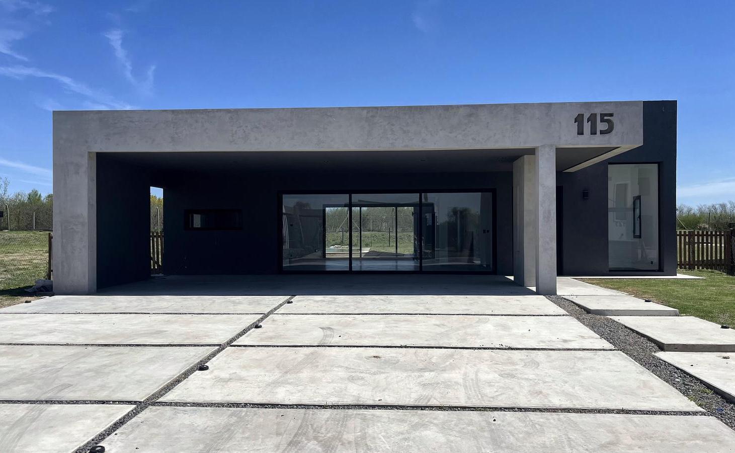 Foto de Casa en venta de 5 ambientes a la laguna en San Sebastian, Area 10, imagen 2