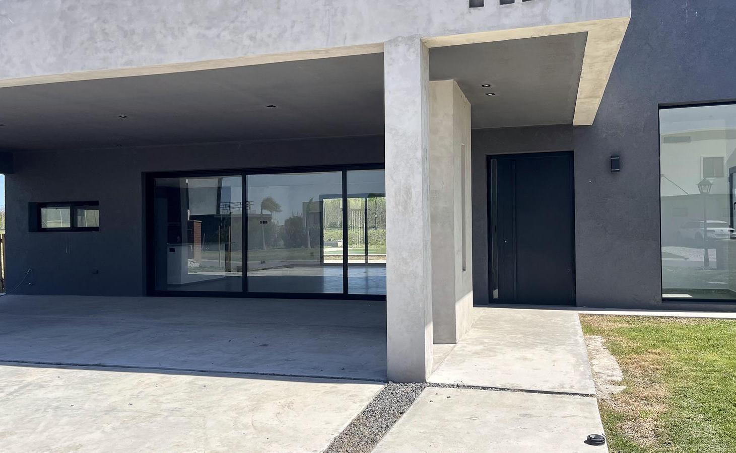 Foto de Casa en venta de 5 ambientes a la laguna en San Sebastian, Area 10, imagen 4