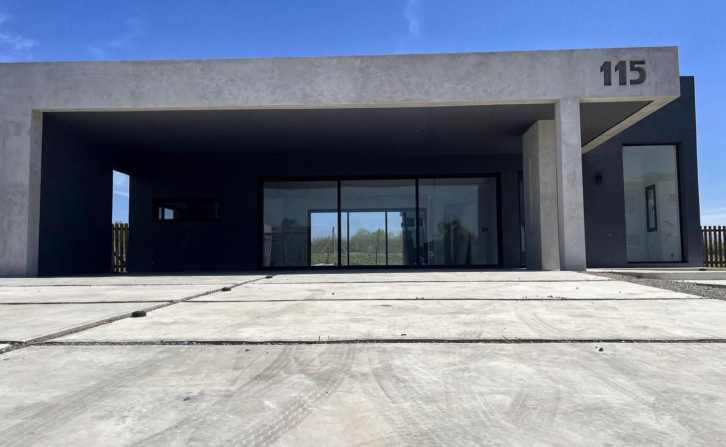 Foto de Casa en venta de 5 ambientes a la laguna en San Sebastian, Area 10, imagen 1