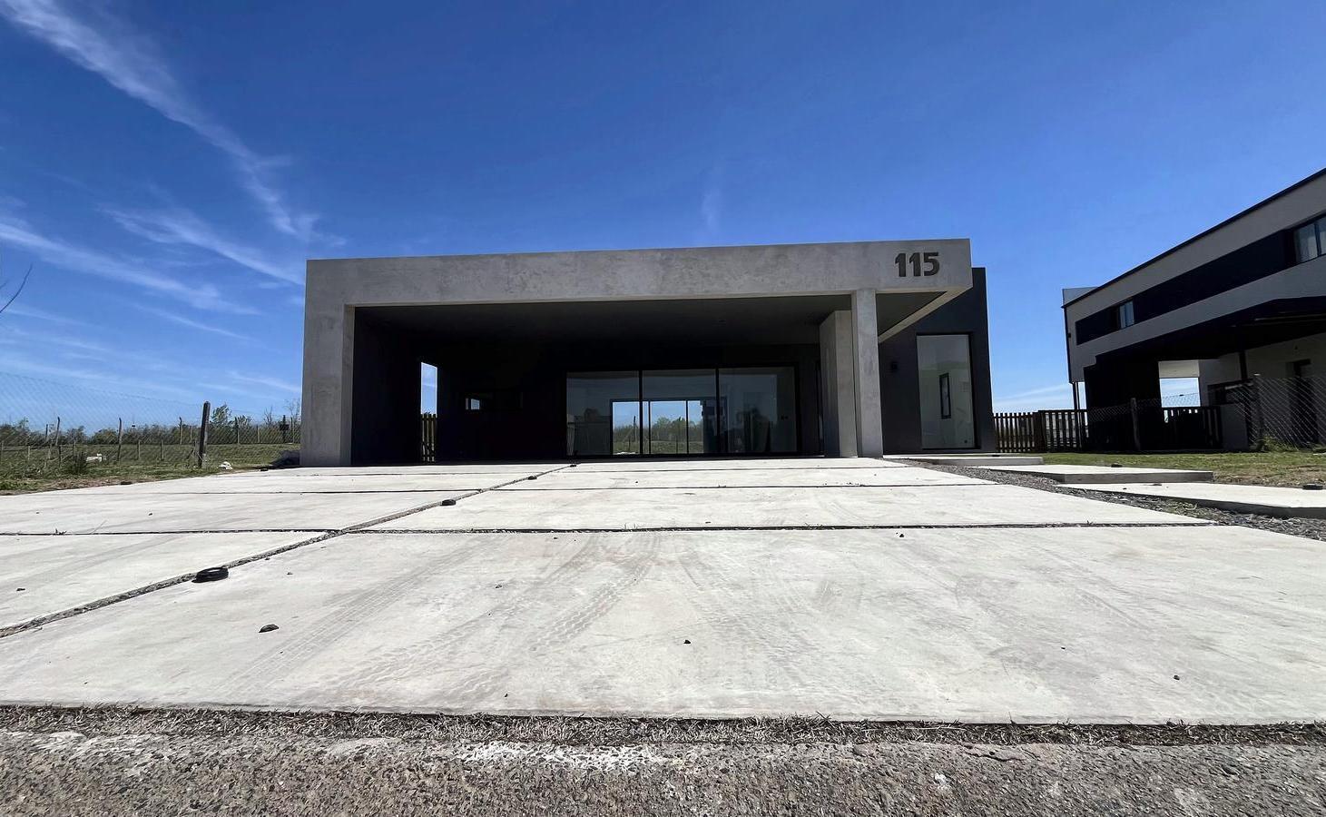 Foto de Casa en venta de 5 ambientes a la laguna en San Sebastian, Area 10, imagen 3