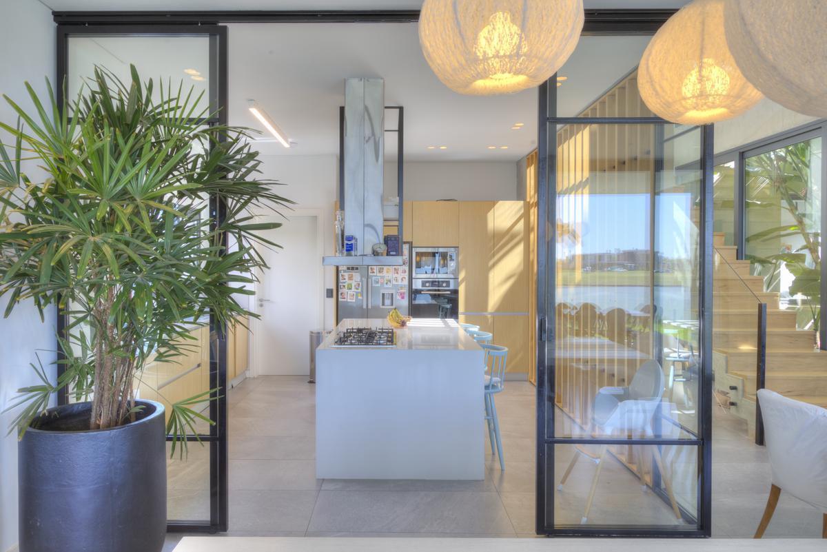 Casa en Venta y Alquiler Al Lago en Central en Lagos de Golf - Nordelta 2