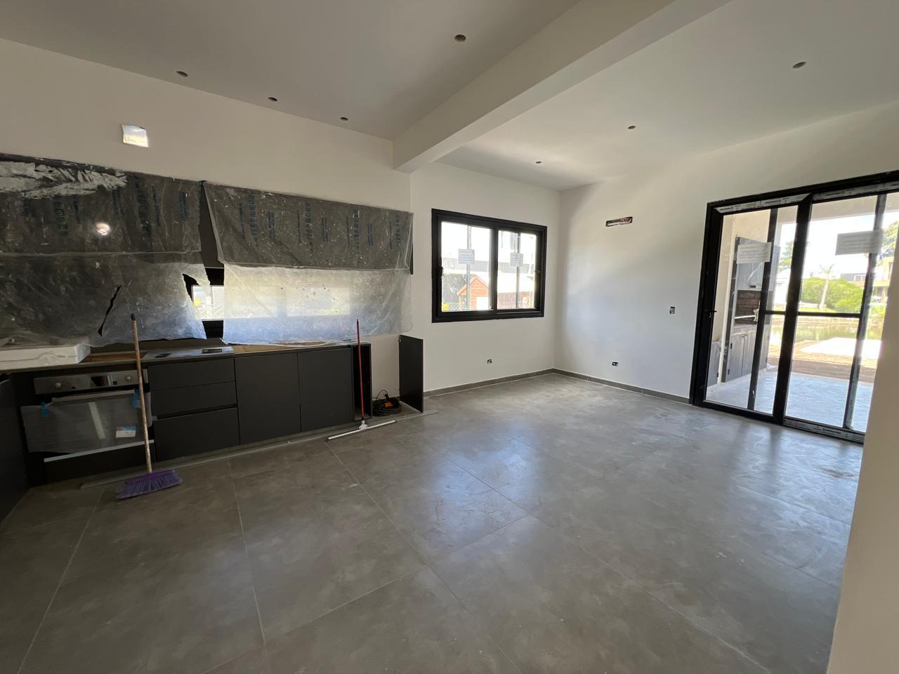 Foto de Casa en venta a estrenar a la laguna con pileta en Laguna Grande, imagen 5