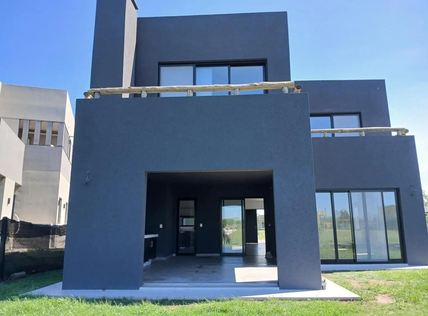 Casa en Venta y Alquiler, 5 ambientes, con Amarra en barrio náutico El Canal, Villanueva, Tigre. 2