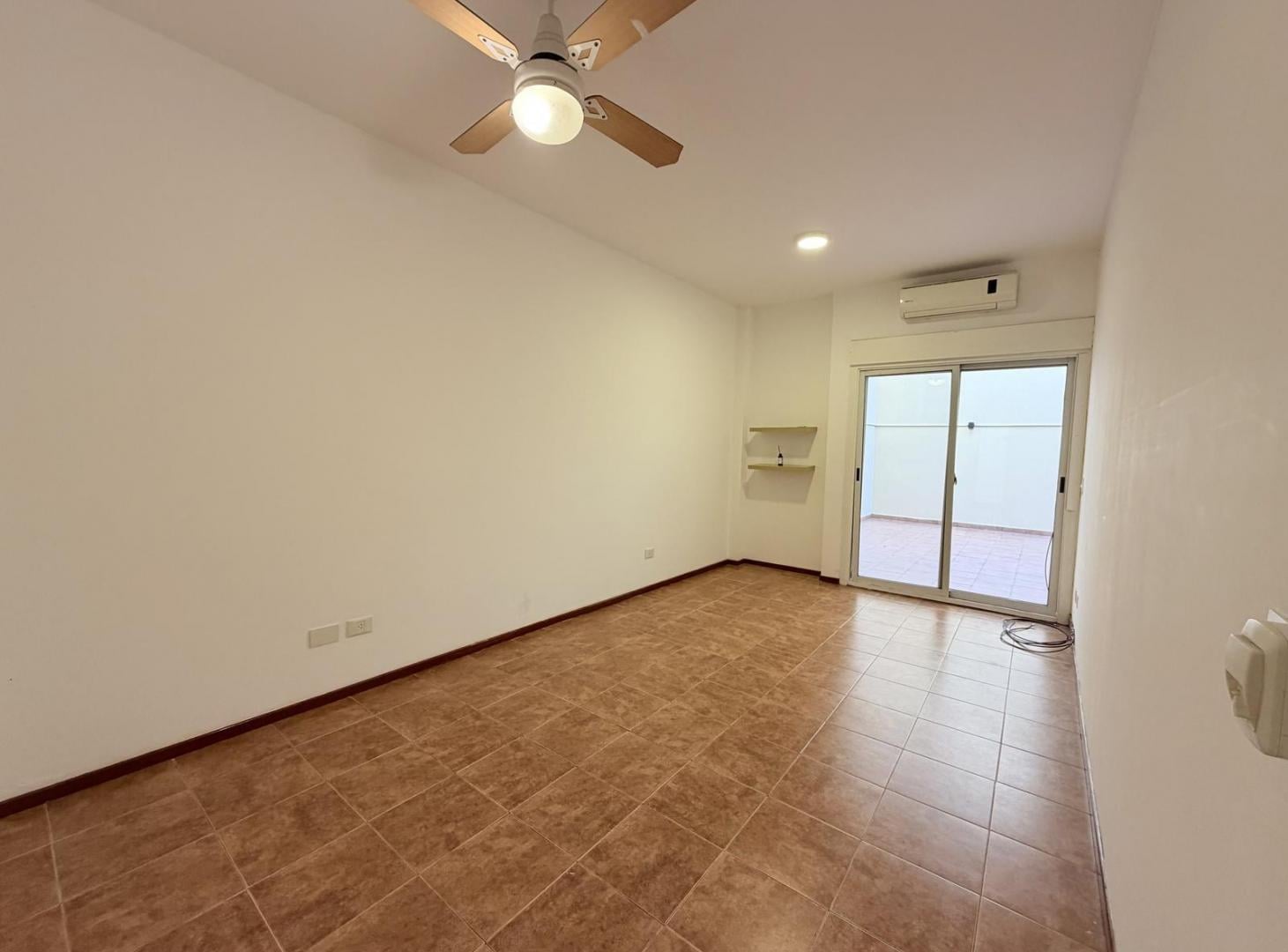 Foto de Departamento en venta y alquiler 3 ambientes con patio, imagen 3