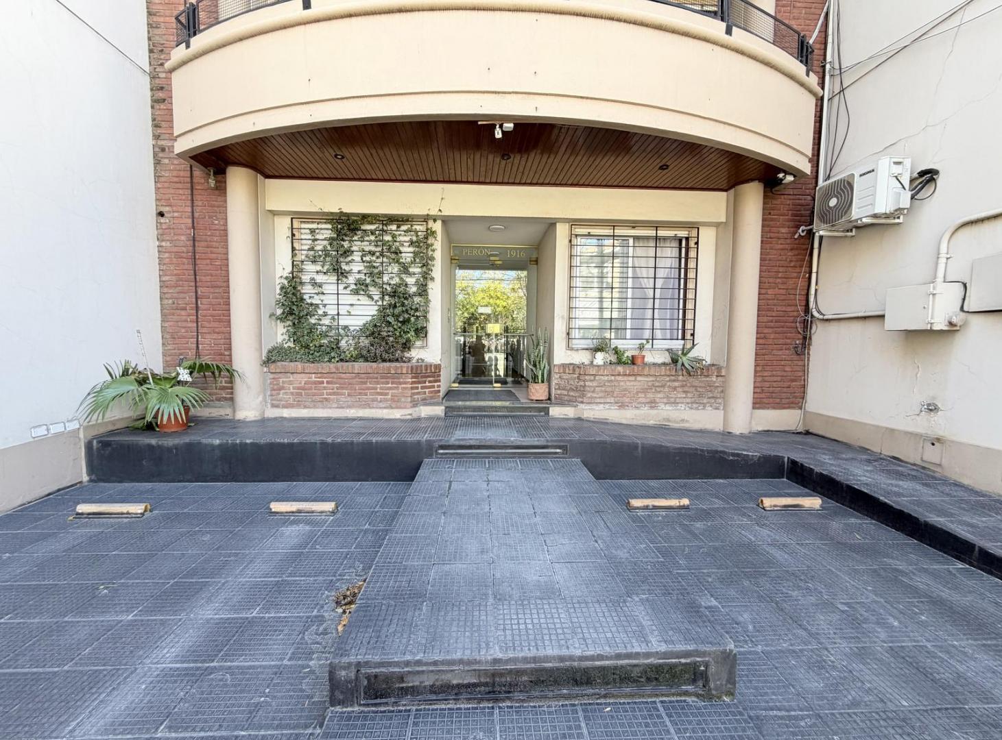 Departamento en venta y  alquiler  3 ambientes con patio