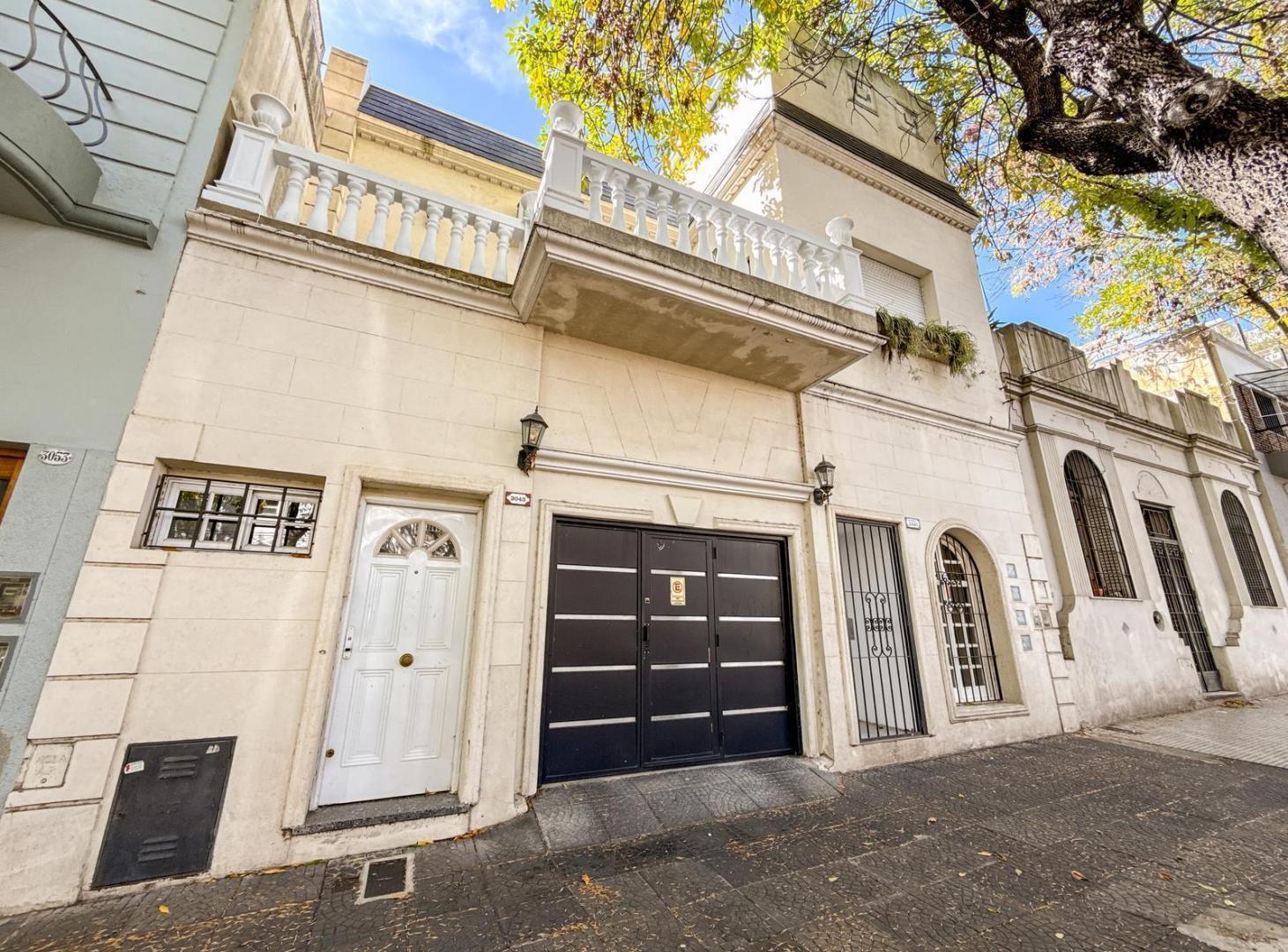Casa en Villa Urquiza con cochera, patio con jardín, y terraza