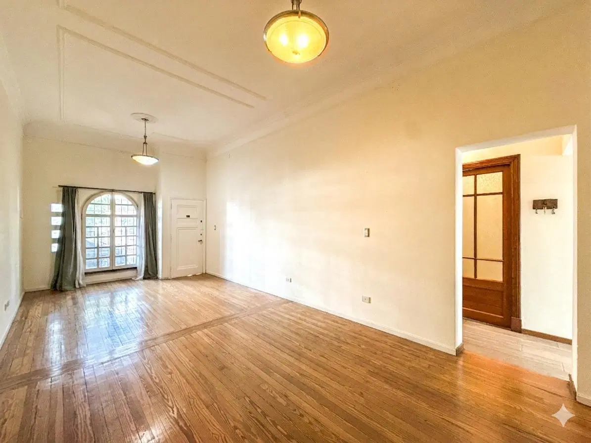 Casa en Villa Urquiza con cochera, patio con jardín, y terraza 3