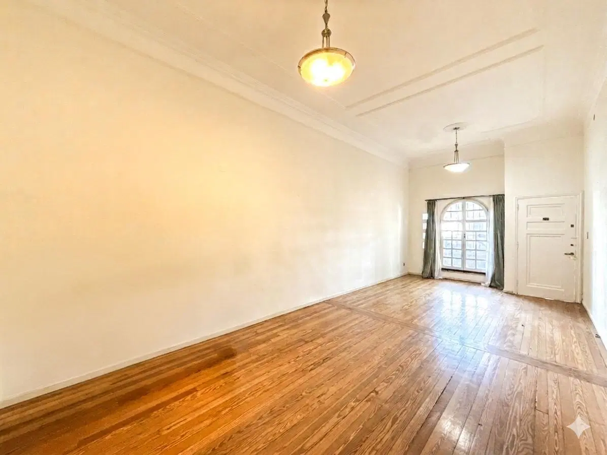 Casa en Villa Urquiza con cochera, patio con jardín, y terraza 5