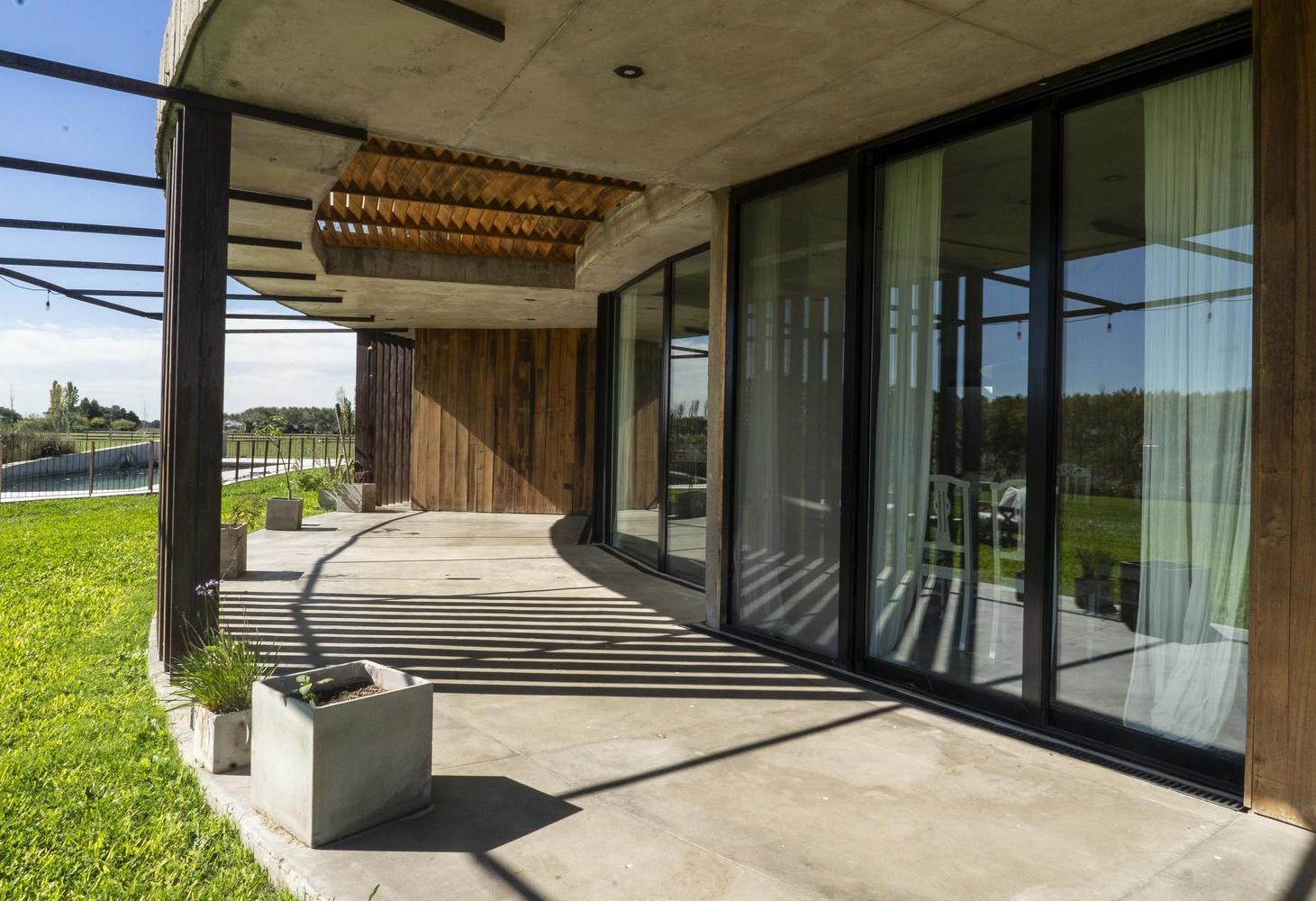 Foto de Venta Casa Moderna 4 amb, 1 HA, Barrio Cerrado de Chacras La Macarena. Exaltación de la Cruz., imagen 1