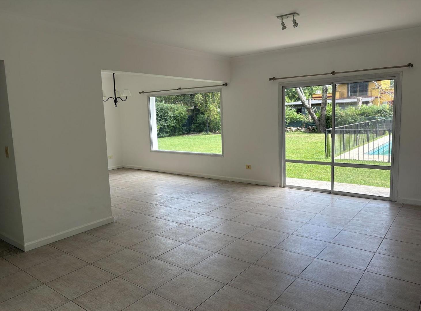Casa en alquiler anual, 3 dormitorios, pileta, Barrio La Legua Pilar