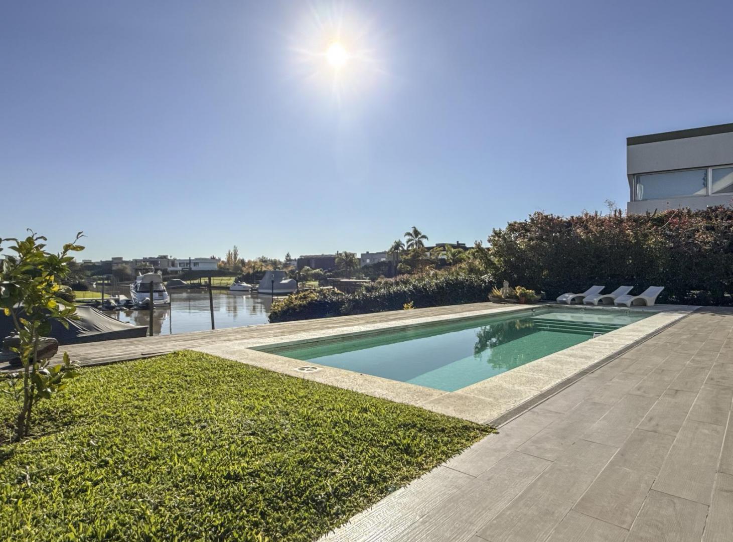 Casa en venta en Albanueva con amarra propia