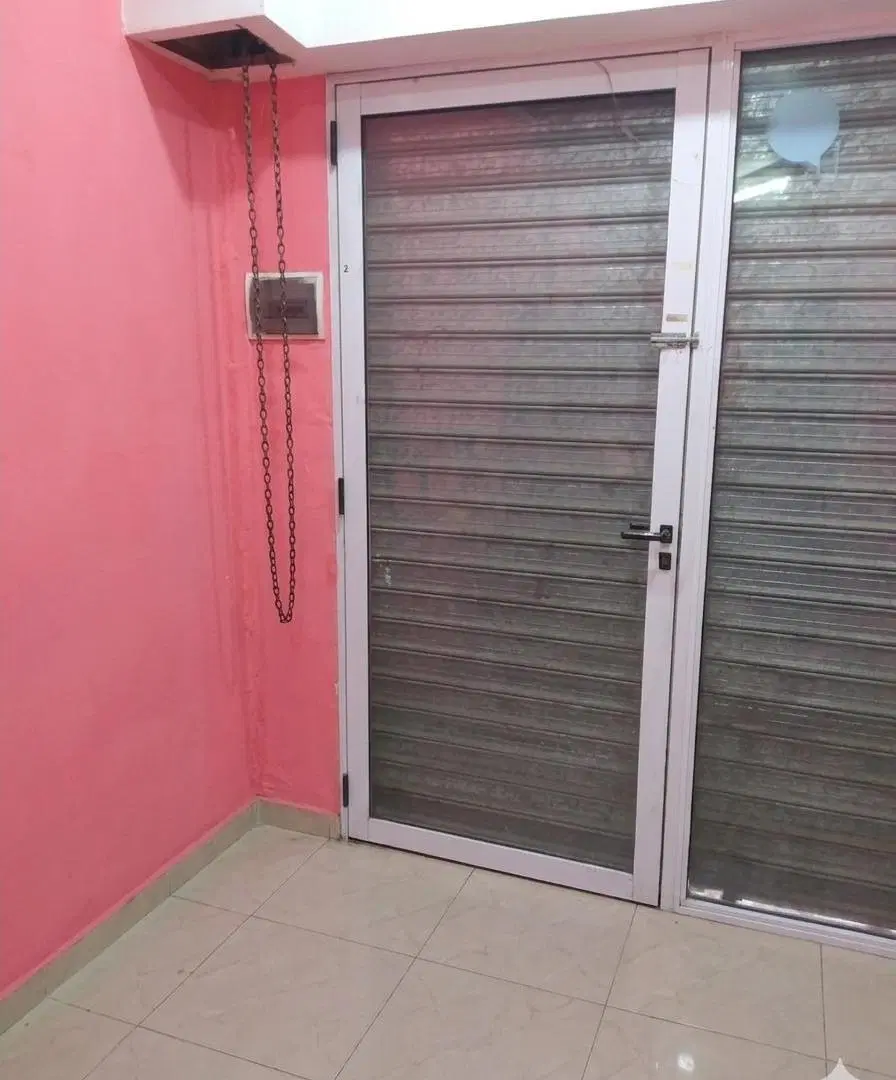 Venta dos locales, dos deptos y casa con patio y deposito Garin centro 2