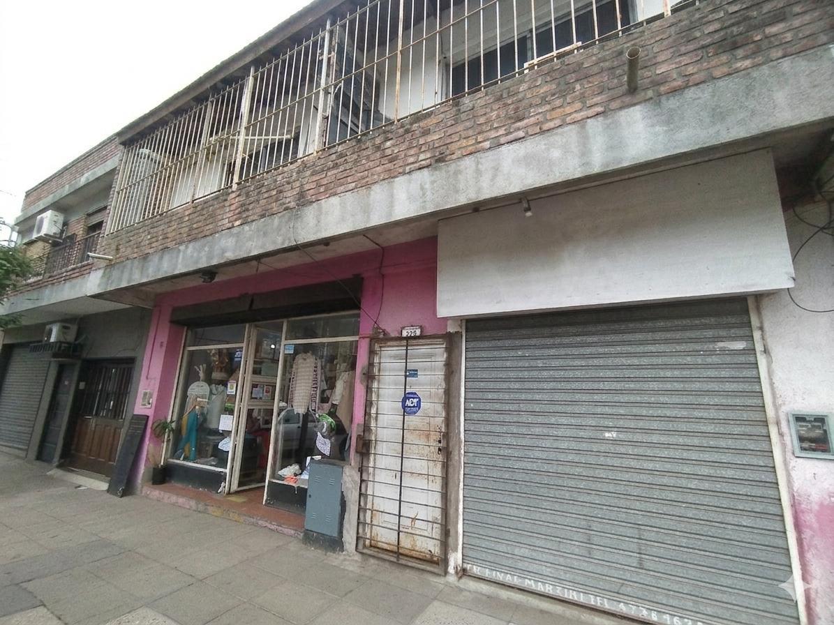 Venta dos locales, dos deptos y casa con patio y deposito Garin centro