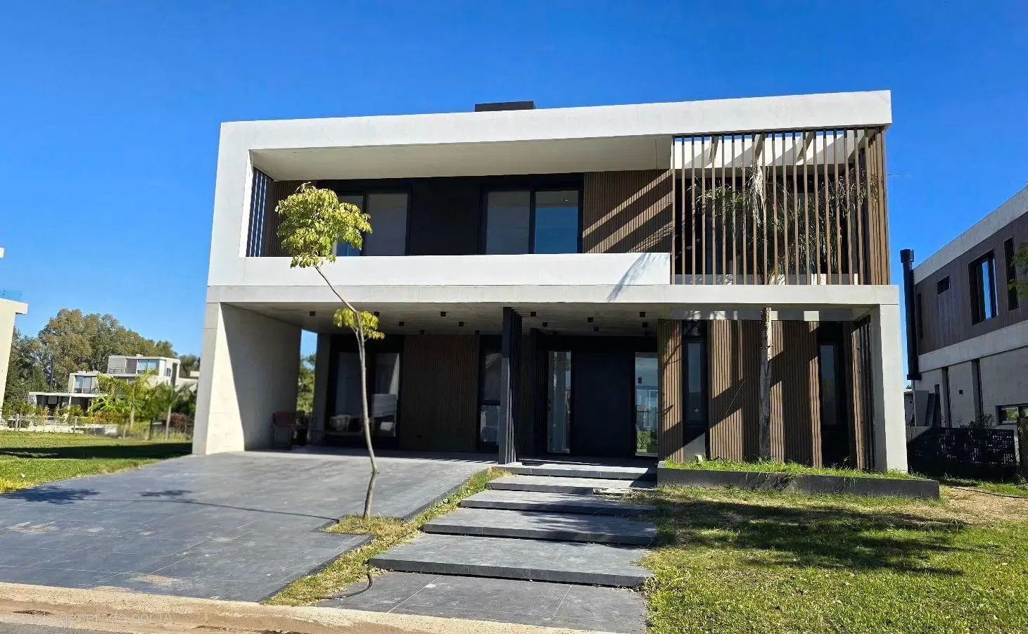 Casa en venta al rio en el Yacht Nordelta 4 dormitorios 3 pisos ascensor 2