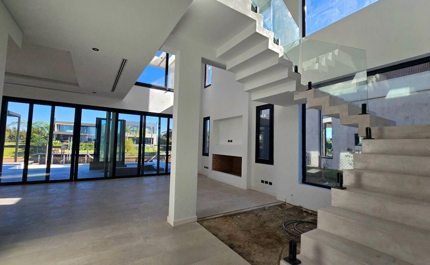 Casa en venta al rio en el Yacht Nordelta 4 dormitorios 3 pisos ascensor