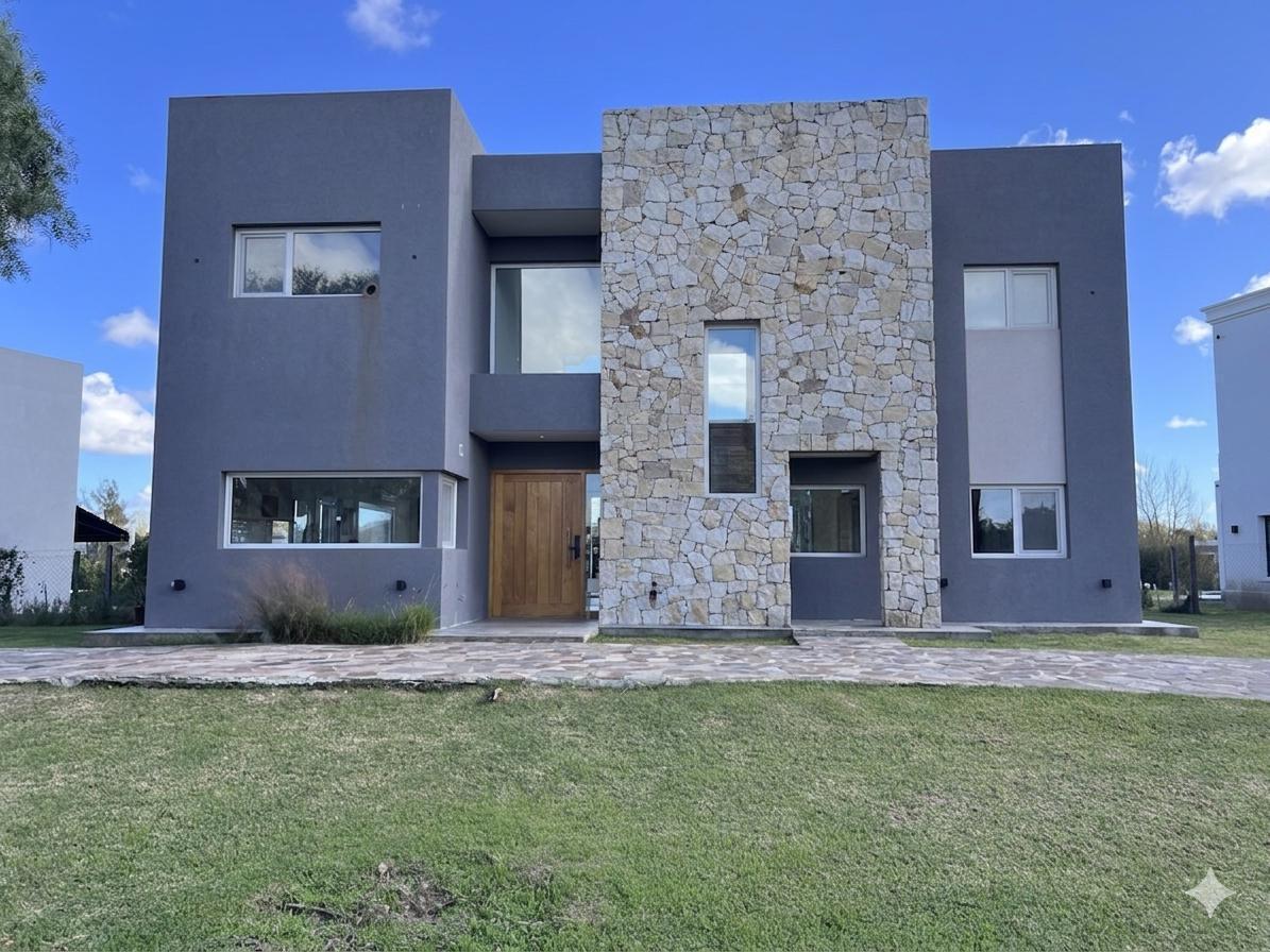 Venta Casa 5 amb a la laguna en Barrio Cantón, Norte, Escobar, GBA Norte