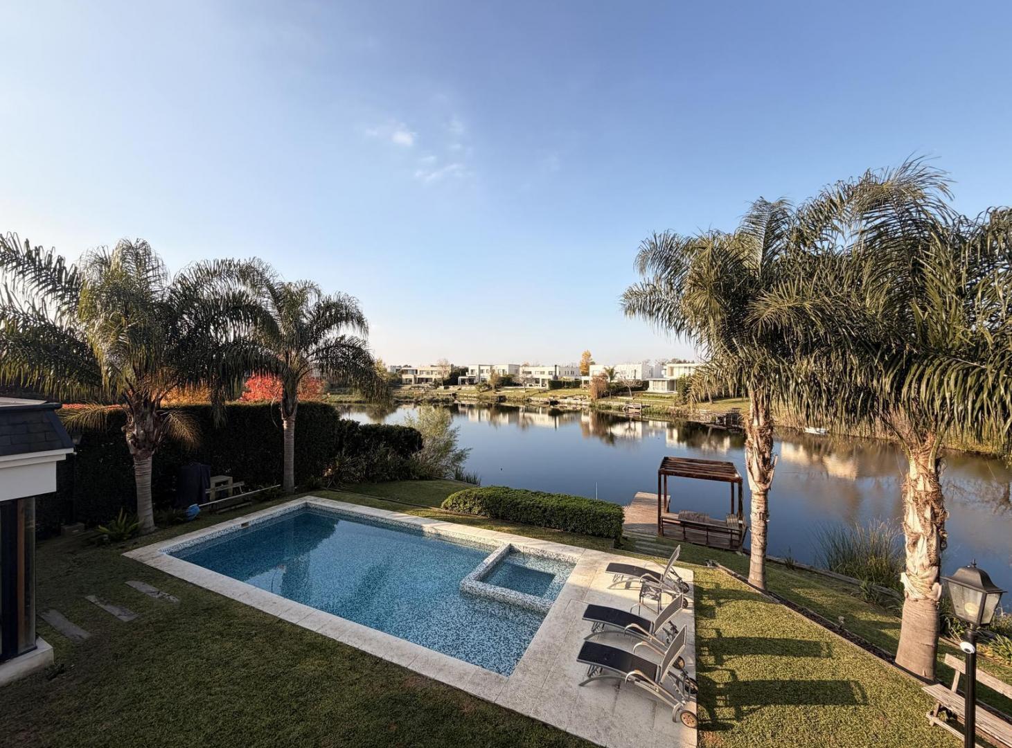 Casa estilo frances en venta, 3 dormitorios, play, escritorio y dependencia a la laguna en Albanueva