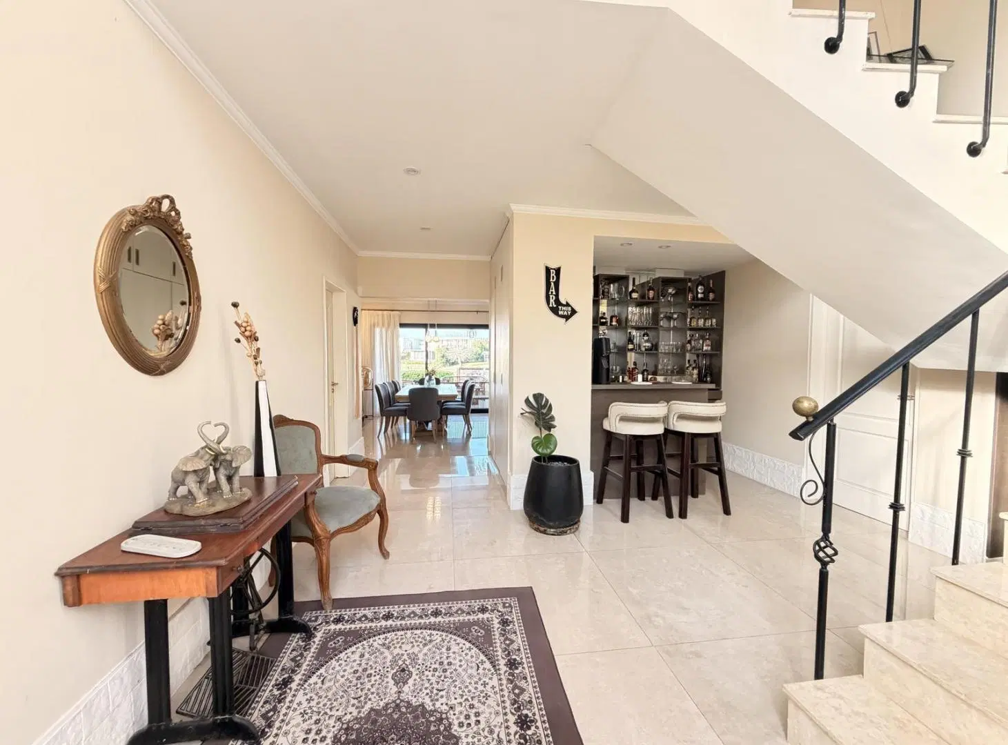 Casa estilo frances en venta, 3 dormitorios, play, escritorio y dependencia a la laguna en Albanueva 3