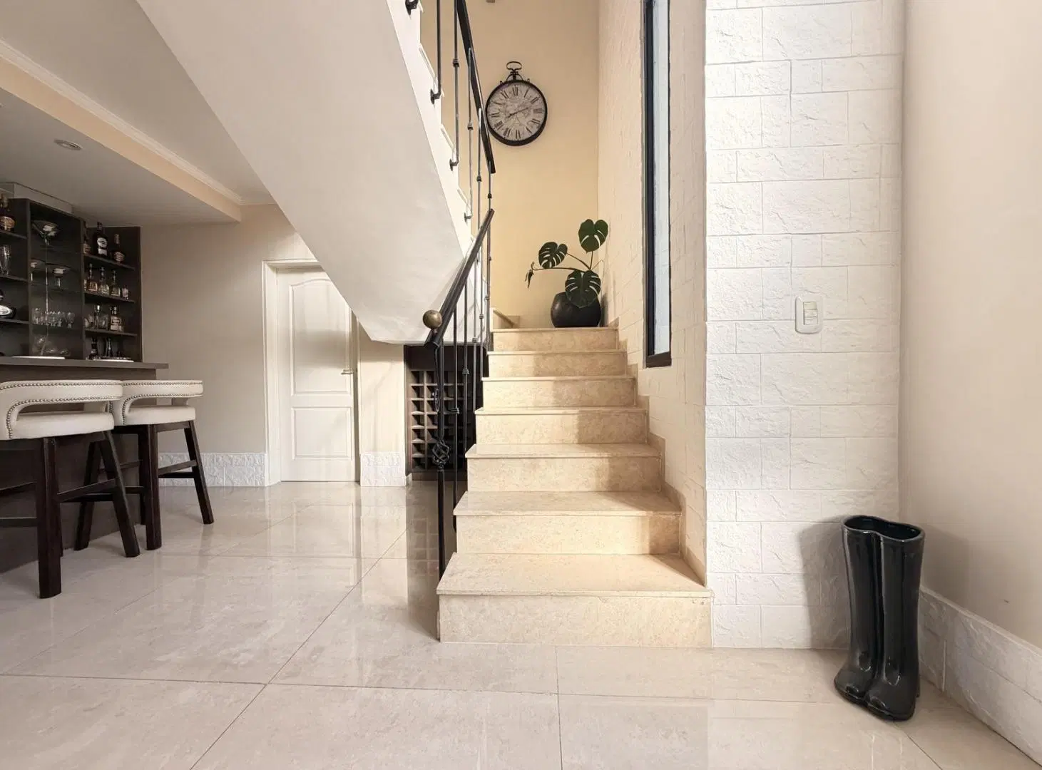 Casa estilo frances en venta, 3 dormitorios, play, escritorio y dependencia a la laguna en Albanueva 4