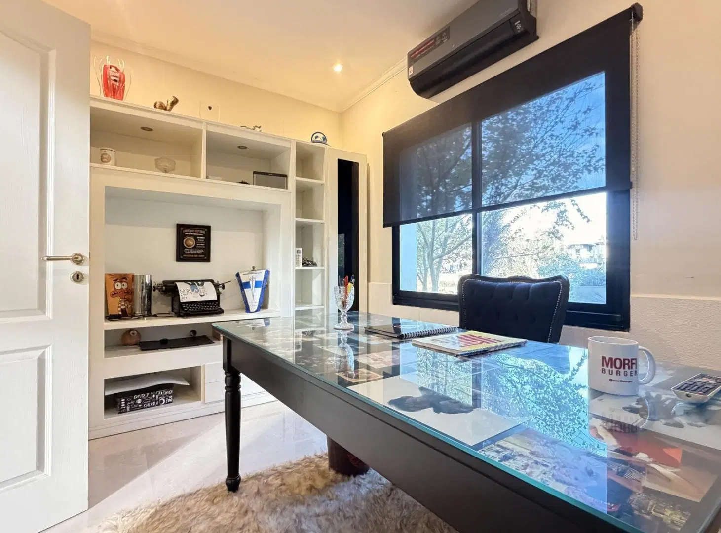 Casa estilo frances en venta, 3 dormitorios, play, escritorio y dependencia a la laguna en Albanueva 5