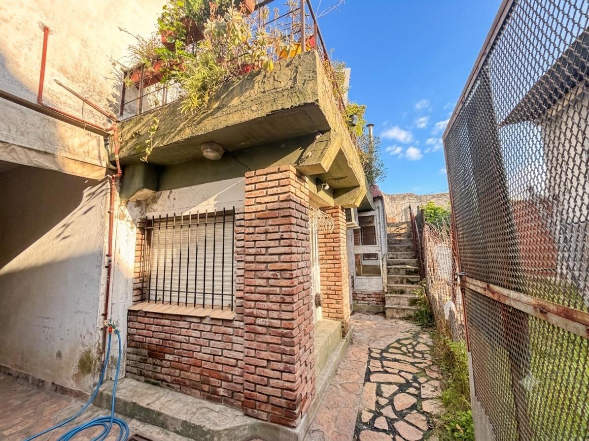 Foto de Dos Casas en un lote, 5 dormitorios, cochera, taller, casco historico, imagen 3