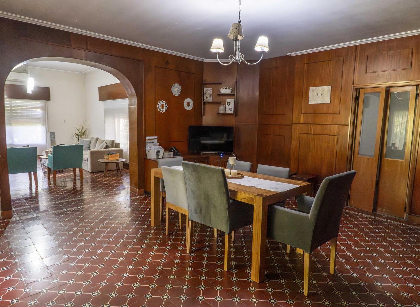 Foto de Venta de Casa 5 ambientes, Escobar, gran lote, ubicación centrica, imagen 2
