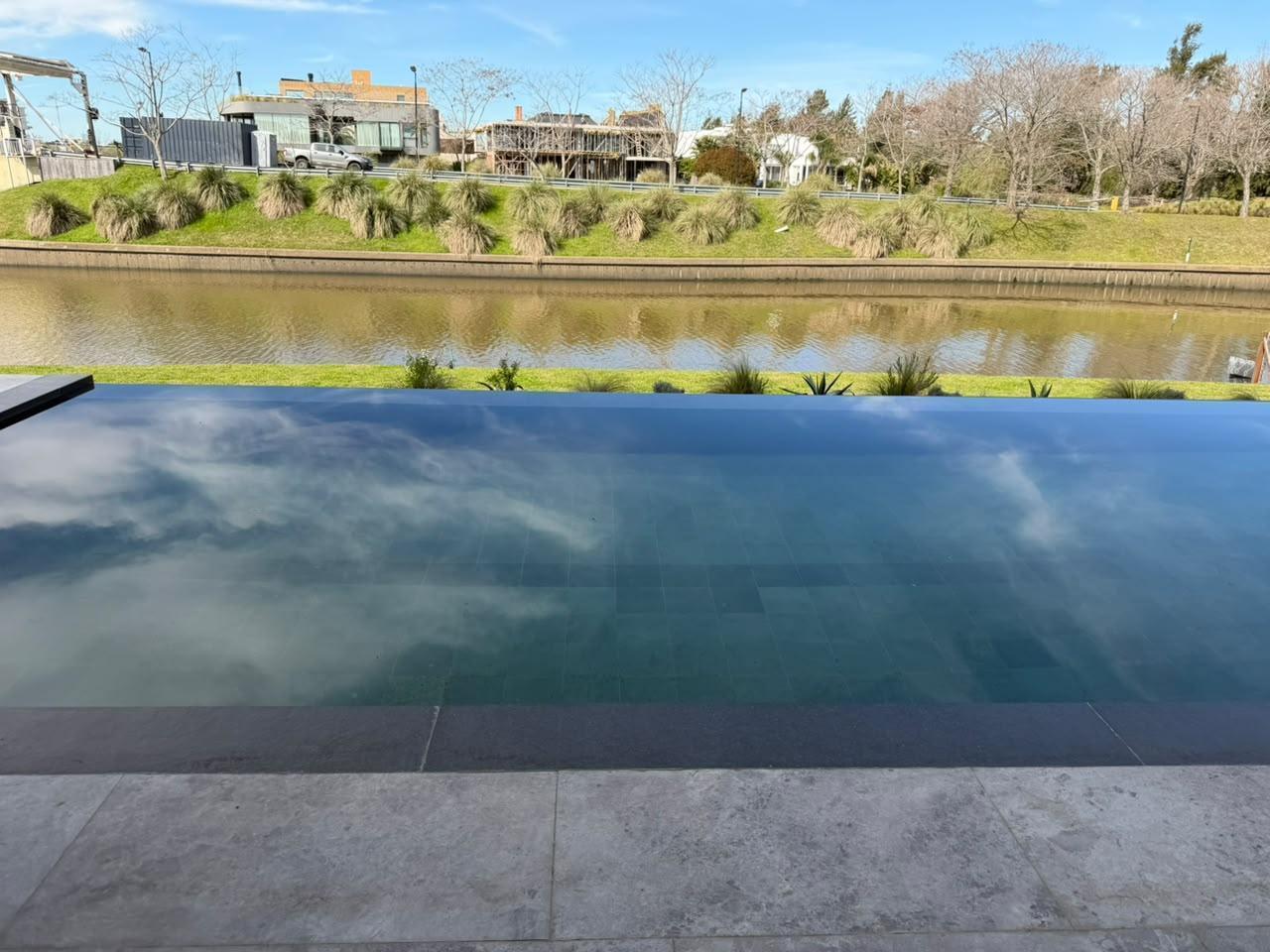 Foto de Casa moderna en venta en Yacht sobre lote con vista abierta, imagen 1