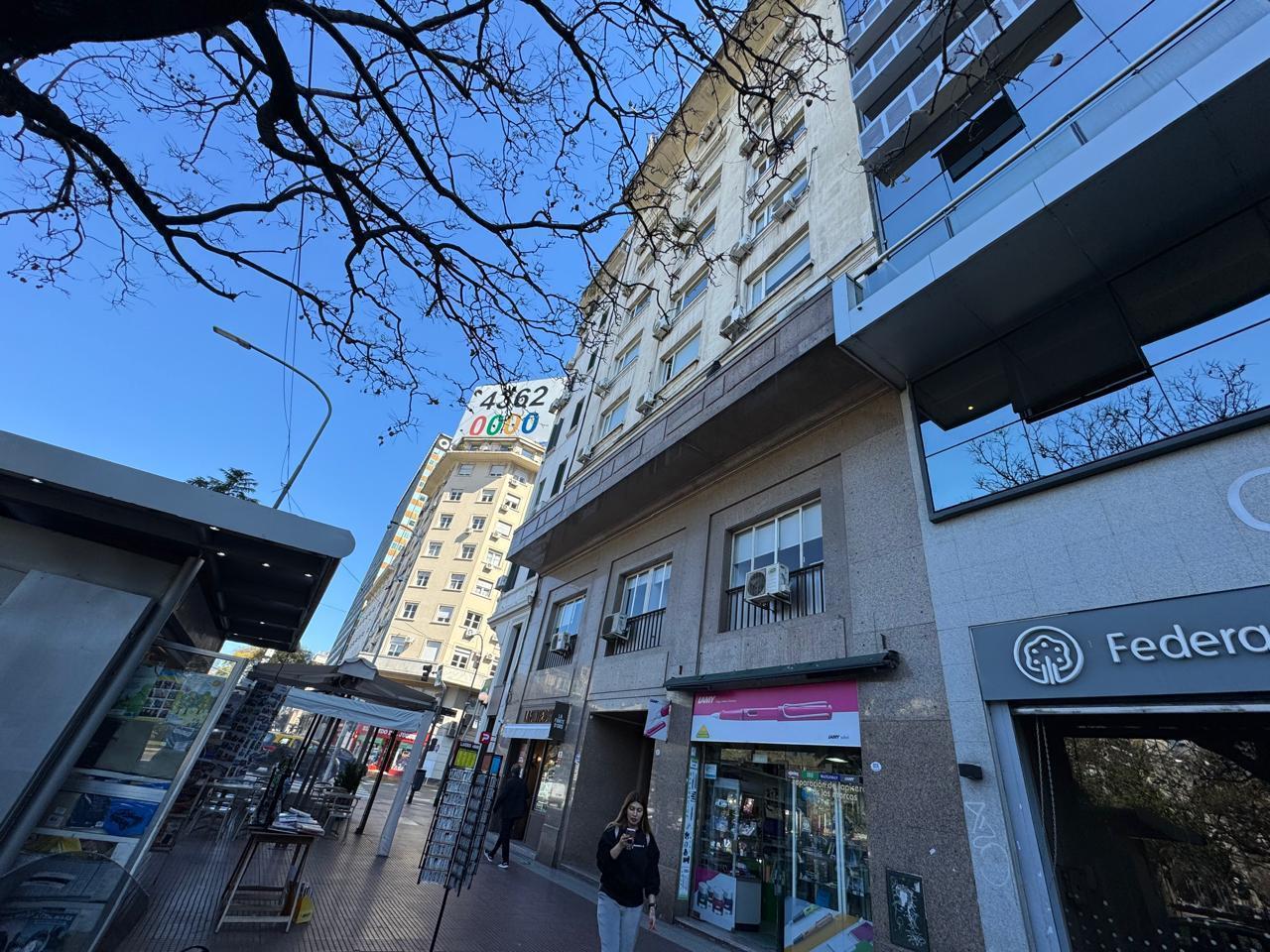 Foto de OFICINA EN VENTA CON TERRAZAS EN EDIFICIO CLÁSICO – TRIBUNALES / TEATRO, imagen 1