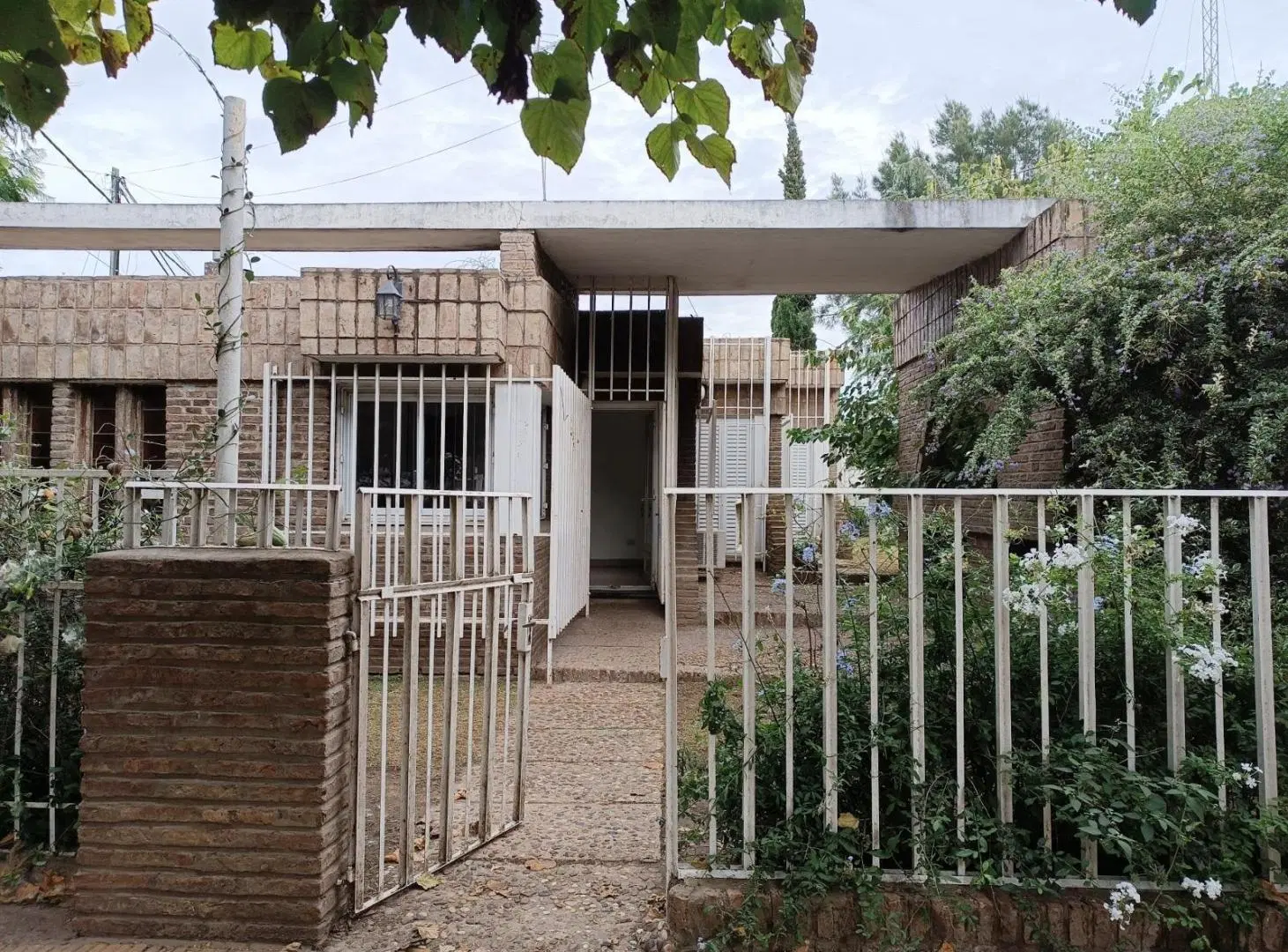 Casa en Uranga Alquiler y Venta - 2 dormitorios. Patios. Pileta. 1