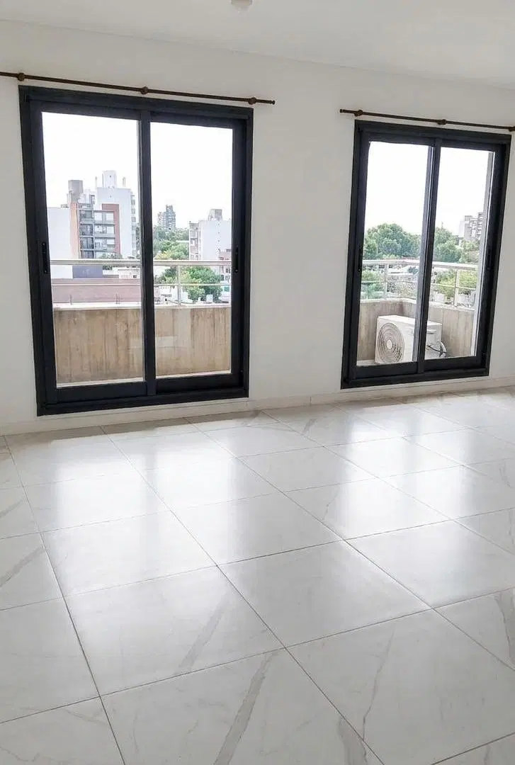 Departamento en Alquiler – Piso 6 al Frente con Vista Despejada y Balcón – Echesortu 5
