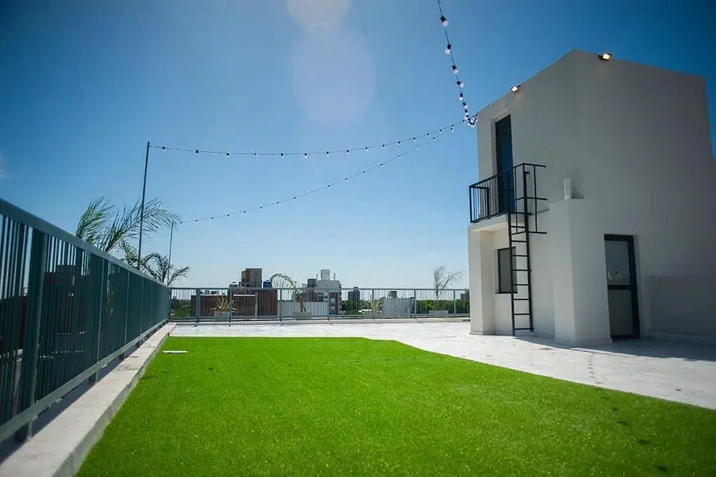 Departamento en Alquiler – Piso 6 al Frente con Vista Despejada y Balcón – Echesortu 3