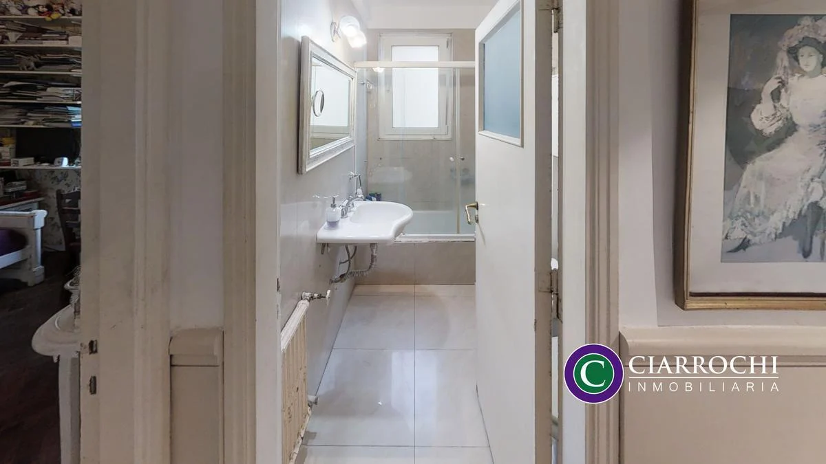 Montevideo y Posadas - Piso de Categoría con Amplio Balcón 4