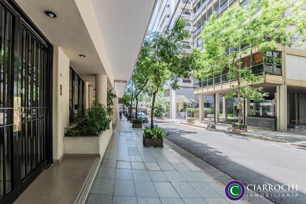 Montevideo y Posadas - Piso de Categoría con Amplio Balcón 4