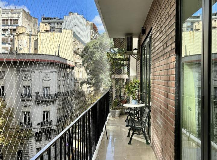Montevideo y Posadas - Piso de Categoría con Amplio Balcón 5