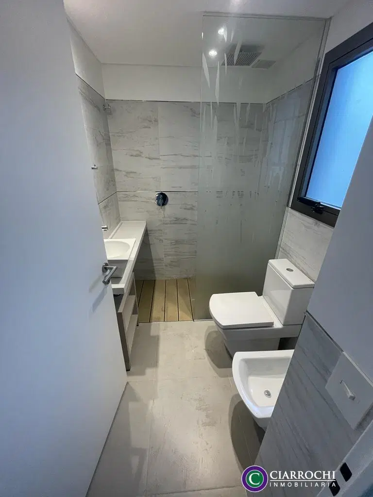 Alegre y Luminoso Departamento con Balcón, Cochera Fija y Amenities 5