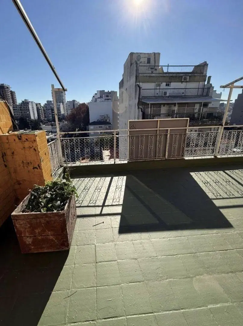 Luminoso Semipiso de 3 amb. c/balcón TERRAZA y Cochera 2