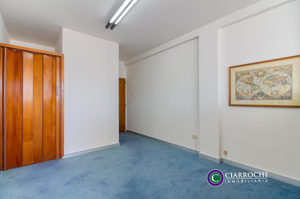 Foto de Piso Alto - Oficina Luminosa con Baño Privado, Baulera y Vista Abierta, imagen 1